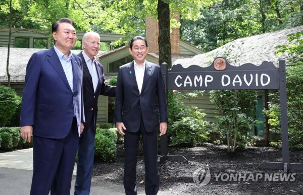 (From L to R) South Korean President Yoon Suk Yeol, U.S. President Joe Biden and Japanese Prime Minister Fumio Kishida pose for a photo prior to their trilateral summit meeting at the Camp David presidential retreat in Maryland on Aug. 18, 2023, in this file photo. (Yonhap)