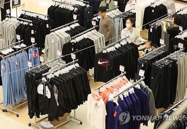 This file photo taken Nov. 5, 2023, shows a major discount chain store in Seoul. (Yonhap)