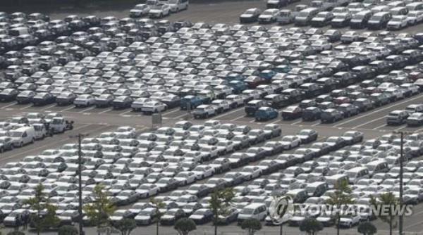 This undated file photo shows newly produced vehicles at a car production plant. (Yonhap)