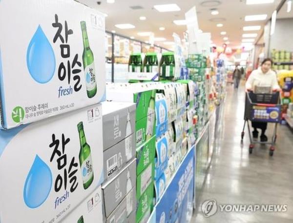 This undated file photo shows bottles of Chamisul soju at a large discount store chain outlet in Seoul. (Yonhap)