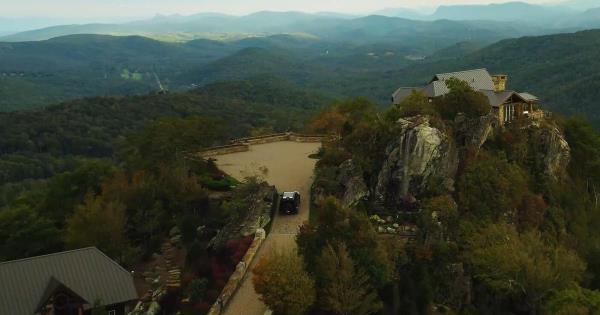 北卡罗来纳州价值3000万美元的山顶小屋，有瀑布，3000平方英尺的“派对亭”