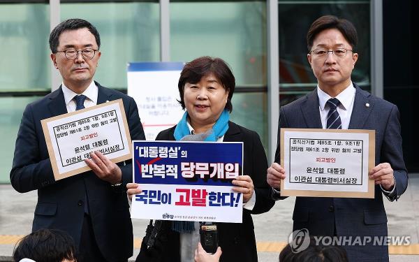 Reps. So Byung-chul, Seo Young-kyou and Kang Byung-won (From L) speaks to the press after filing a complaint against President Yoon Suk Yeol and presidential chief of staff Lee Kwan-sup with the Seoul Metropolitan Police Agency on Jan. 30, 2024. (Yonhap)