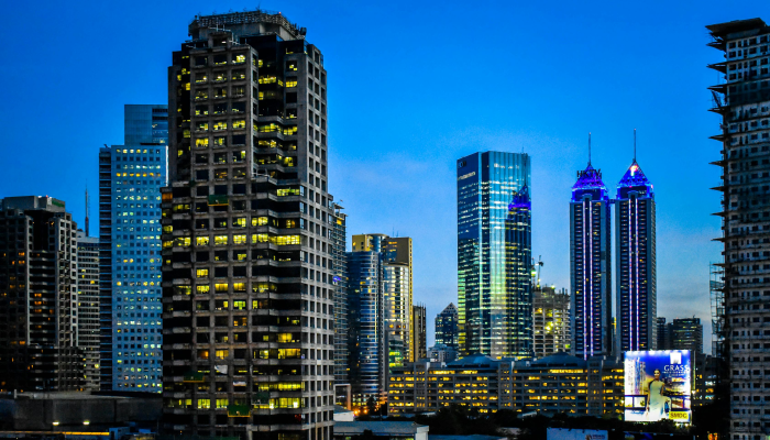 高耸入云的新塔楼表明，天空仍然是这座城市的极限