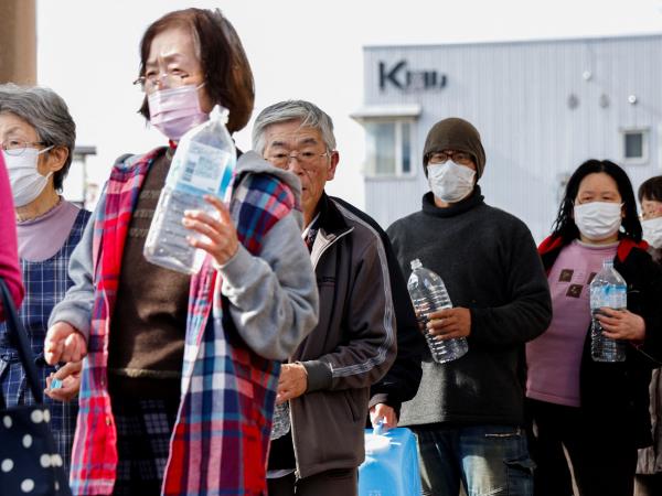 日本地震：在日本地震中争分夺秒地寻找幸存者