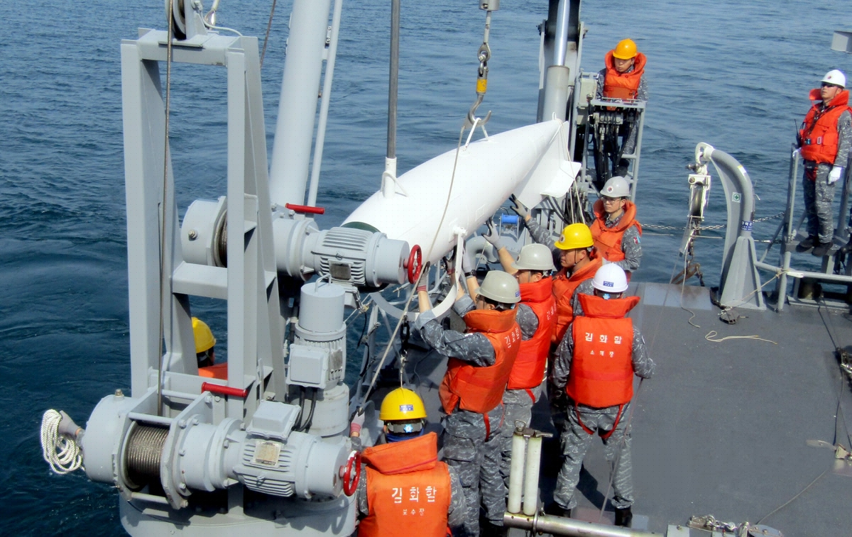 Sailors attend a combined naval mine warfare exercise between South Korea and the United States held in the East Sea in this photo provided by the South Korean Navy on April 9, 2024. (PHOTO NOT FOR SALE) (Yonhap)