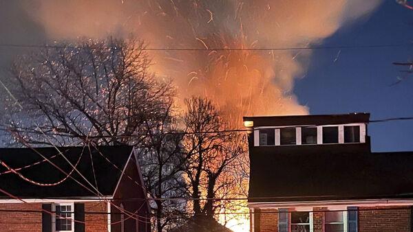 Blast levels house in US as officers served search warrant
