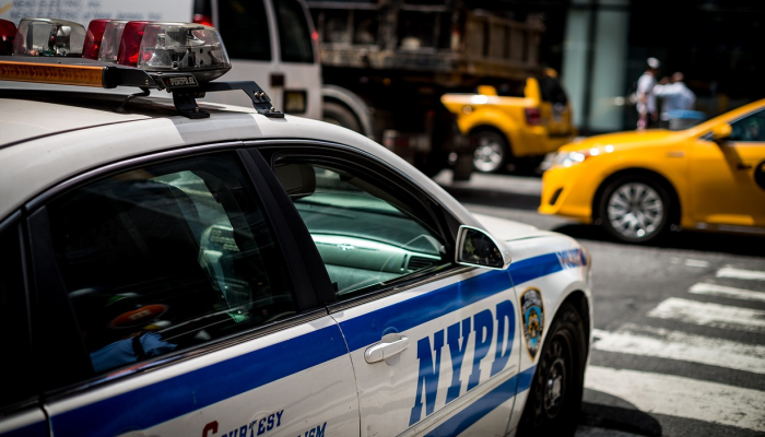 纽约警方称，在一次交通拦截中发现了一起老年诈骗案中价值20万美元的金条