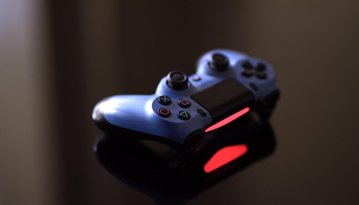 PS5的游戏中途中断次数太多？索尼(Sony)可能会推出配备更好电池的双感手机(DualSense)