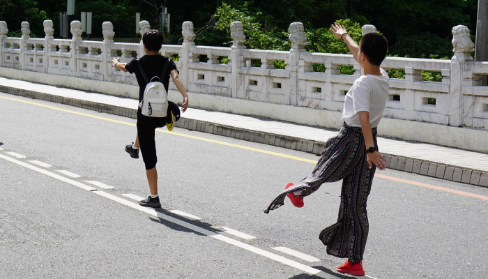13岁的家政人员被雇主用锤子折磨，脱光衣服，被狗咬