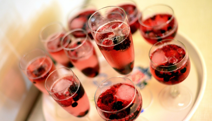 一名男子因为没有酒而错过了新年前夜朋友的婚礼：“想整晚喝酒”病毒后