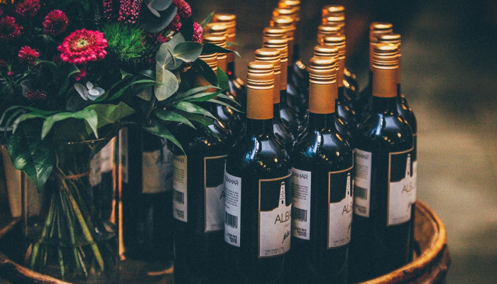 一名男子因为没有酒而错过了新年前夜朋友的婚礼：“想整晚喝酒”病毒后