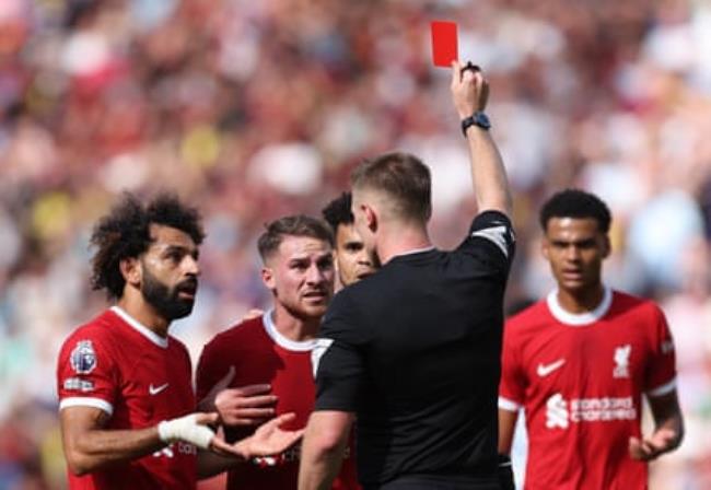 Alexis Mac Allister is sent off.