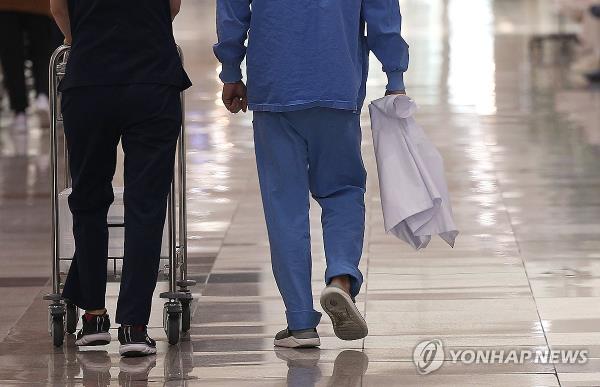 This image shows a medical worker at a general hospital in Daegu, 302 kilometers southeast of Seoul, on March 13, 2024. (Yonhap)