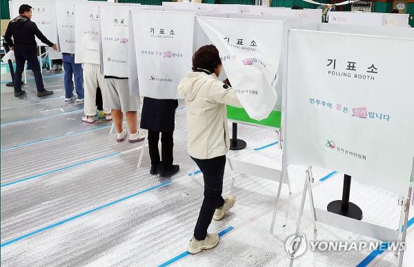 Voters cast their ballots during the early-voting period for the parliamentary elections at a polling station in Gwangju, 267 kilometers southwest of Seoul, on April 6, 2024. (Yonhap)