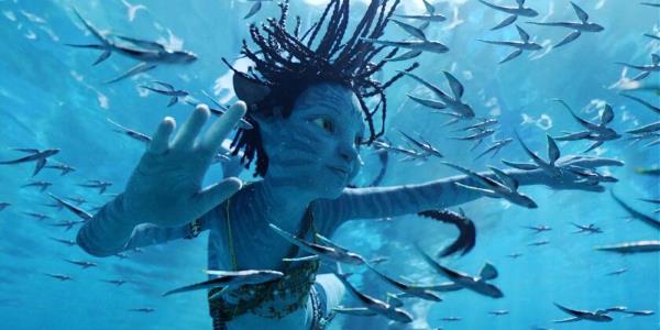 Tuktirey swimming with the fish in Avatar 2: The Way of Water.