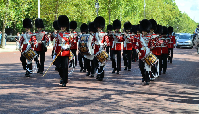 UM学生在毕业典礼上上台跳舞,这是学院传统的一部分 UM学生在毕业典礼上上台跳舞,这是学院传统的一部分