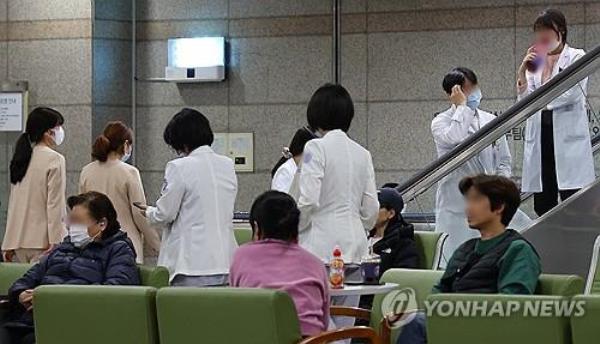 Medical workers are on the move at a general hospital in the western city of Incheon on March 11, 2024. (Yonhap)