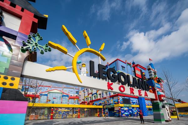 This undated file photo provided by Legoland Korea shows the entrance of the theme park in Chuncheon, 76 kilometers east of Seoul. (PHOTO NOT FOR SALE) (Yonhap)