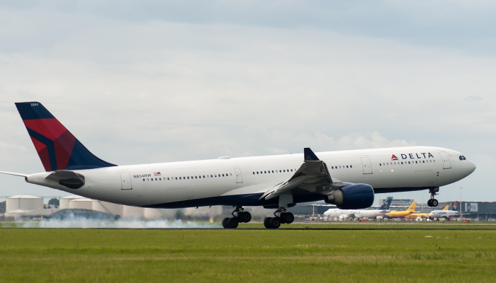 达美航空公司的航班在香农机场紧急降落后疏散，并报告了烟雾
