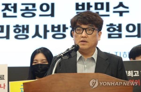 Jung Geun-young, a former representative of junior doctors at Cha University Bundang Medical Center, speaks during a briefing in Seoul on April 15, 2024. (Yonhap)