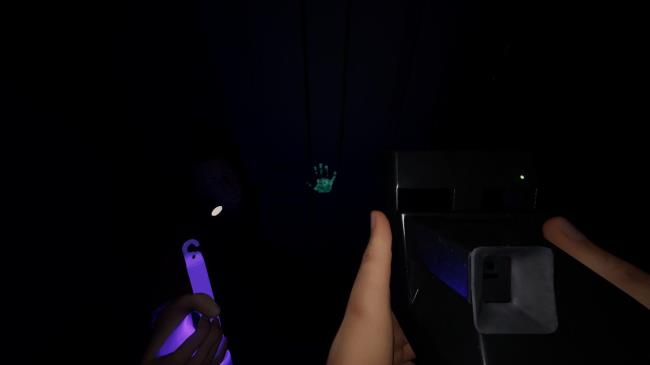 Phasmophobia: Taking A Photograph Of A UV Ghost Handprint