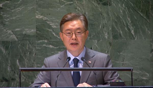South Korean Ambassador to the U.N. Hwang Joon-kook speaks during a plenary meeting of the U.N. General Assembly at U.N. headquarters in New York on April 11, 2024 in this photo captured from a livesteam on U.N. Web TV. (PHOTO NOT FOR SALE) (Yonhap)