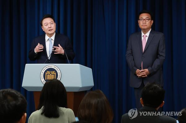 President Yoon Suk Yeol (L) announces his nomination of Rep. Chung Jin-suk (R) of the ruling People Power Party as his new chief of staff at the presidential office in Seoul on April 22, 2024. (Yonhap)