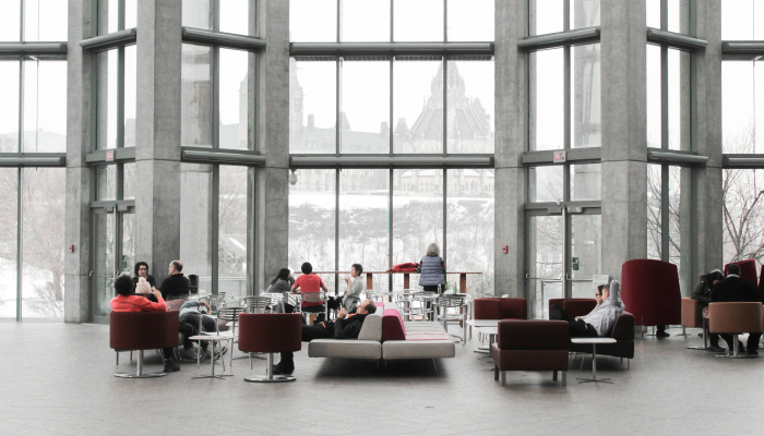 在装修中，开天窗是一种非常流行的设计元素，可以为室内增添明亮、通风和景观