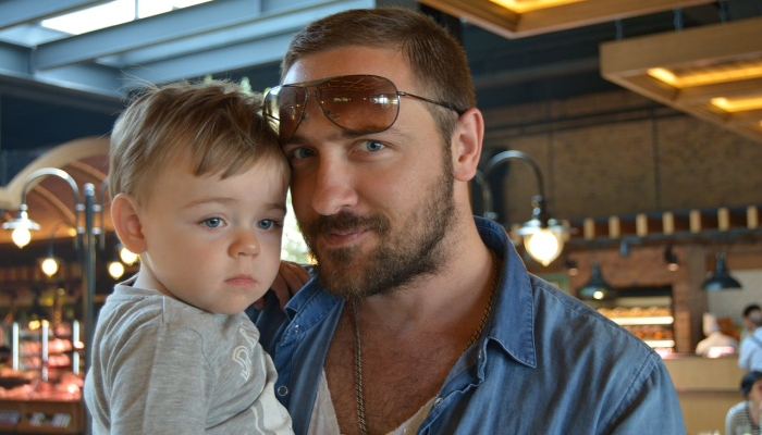 一名男子在德鲁·巴里摩尔家附近被捕后被指控跟踪她