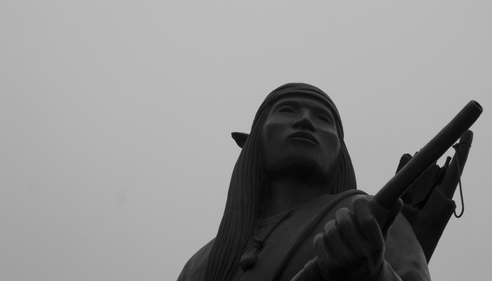 据报道，坎耶·维斯特告诉工作人员，他在策划Yeezy秀时受到了“光头党和纳粹分子”的启发