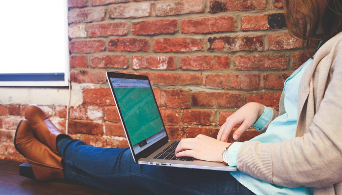 据报道，坎耶·维斯特告诉工作人员，他在策划Yeezy秀时受到了“光头党和纳粹分子”的启发