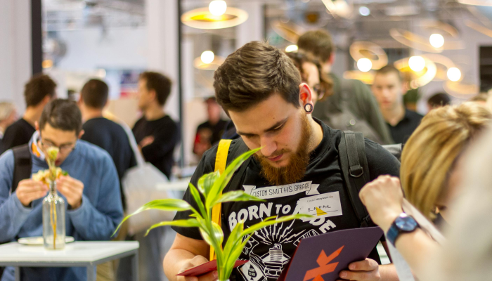 班加罗尔一名女子跳上地铁取回手机，导致地铁停运