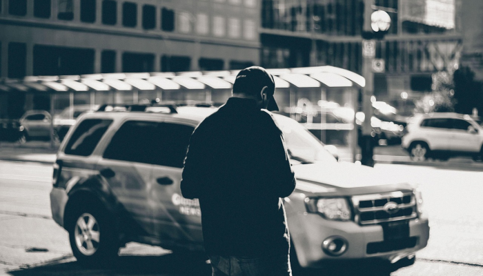 班加罗尔一名女子跳上地铁取回手机，导致地铁停运