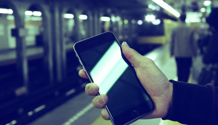 班加罗尔一名女子跳上地铁取回手机，导致地铁停运