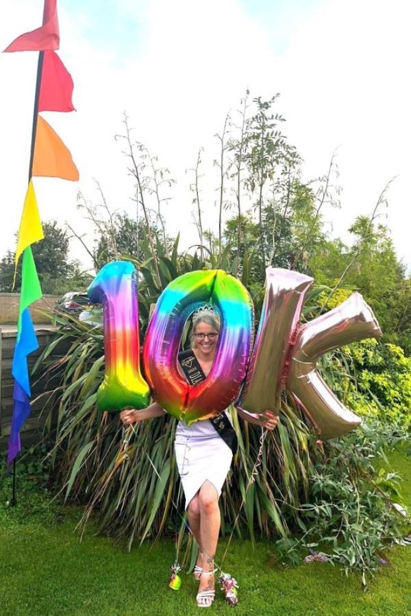 Jessica holding balloons