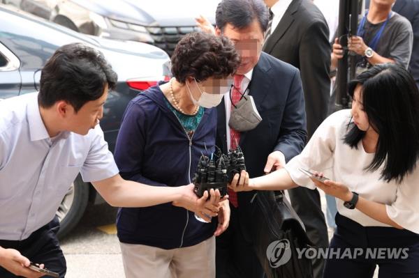 This blurred image shows Choi Eun-soon (C), the 77-year-old mother of first lady Kim Keon Hee while on her way to attend a court hearing in Uijeongbu, north of Seoul, in this file photo taken July 21, 2023. (Yonhap)