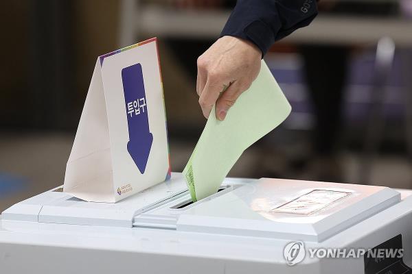 A voter puts a ballot for South Korea's parliamentary elections into a ballot box at a polling station in Daegu, 237 kilometers south of Seoul, on April 10, 2024. (Yonhap)
