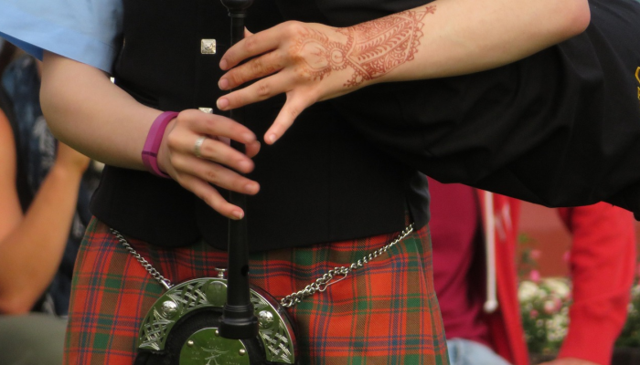 节日期间，尼克·坎农的孩子们会让他忙个不停