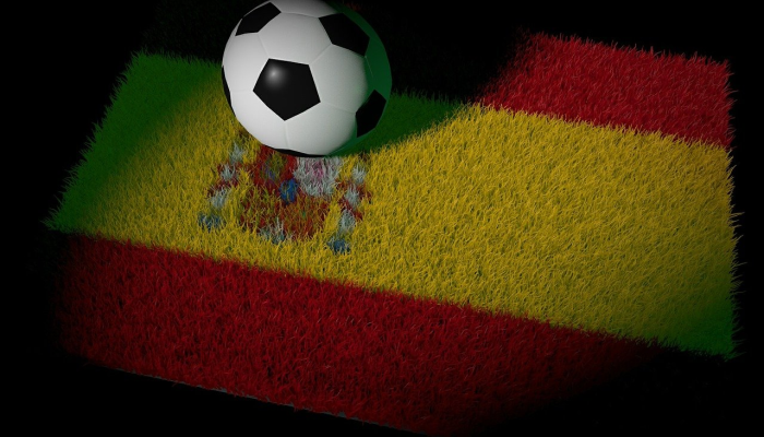 视频显示，西班牙足球教练似乎抓住了女助理的乳房