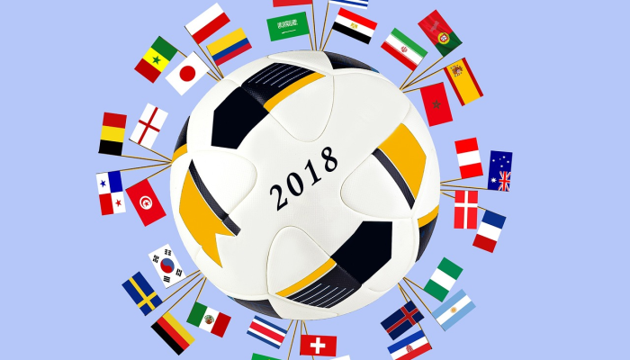 视频显示，西班牙足球教练似乎抓住了女助理的乳房