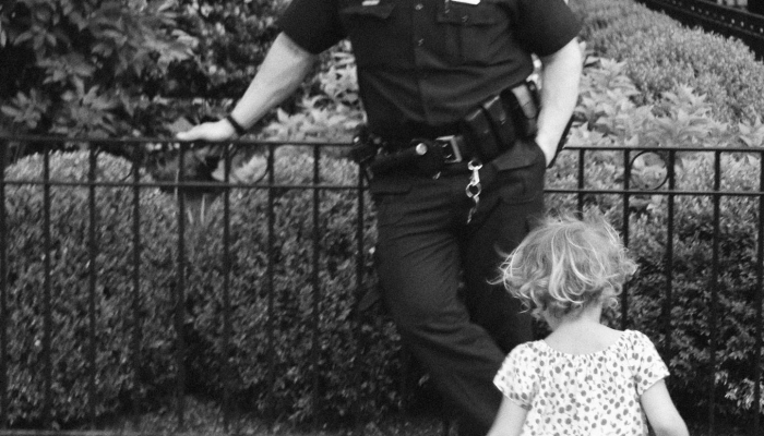 科罗拉多州警方称，一名女孩在路上大声呼救，击退了袭击她的男子