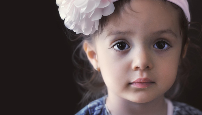 小特希望你从他那里买大头照，而不是从那些中饱私囊的人那里买