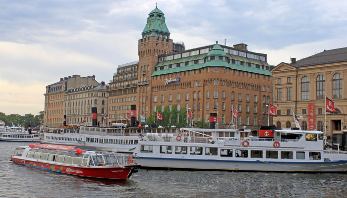 俄罗斯空袭造成至少17人死亡，美国宣布向乌克兰提供10亿美元援助