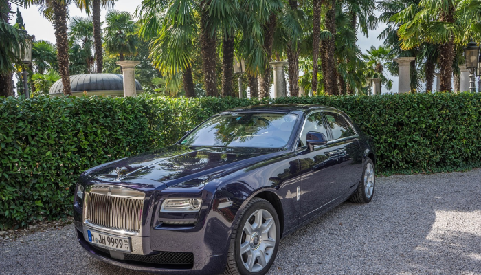 劳斯莱斯推出了世界上最昂贵的汽车La Rose Noire Droptail 劳斯莱斯推出了世界上最昂贵的汽车La Rose Noire Droptail