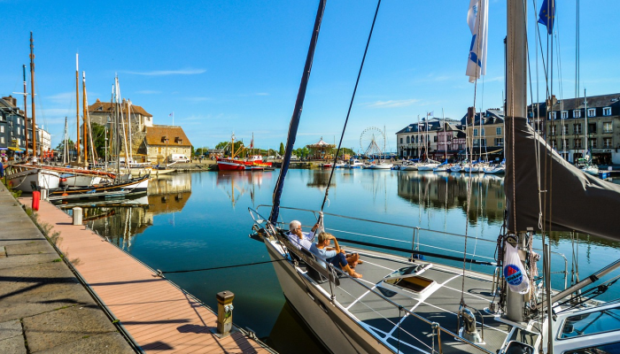 一艘移民船在土耳其海岸沉没，造成至少22人死亡