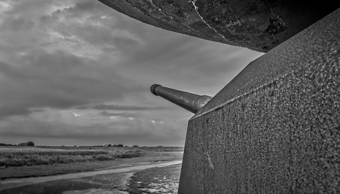 在横渡英吉利海峡时，6名男子因船只倾覆而死亡，4人被捕