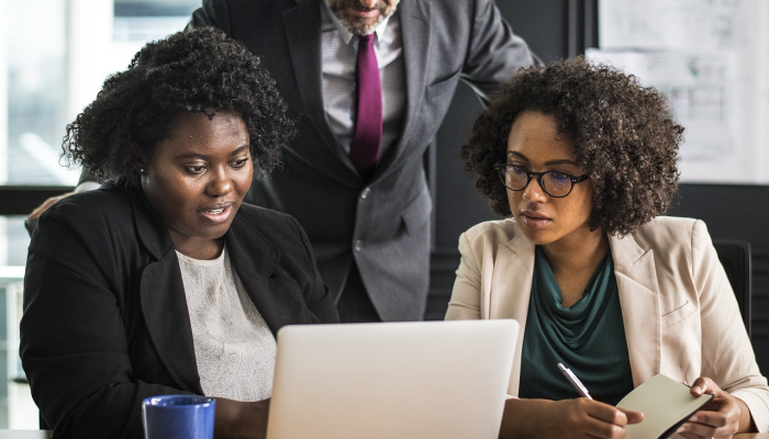 据报道，推特员工不得不听埃隆·马斯克的两位顾问的播客，以获得关于裁员的“见解”