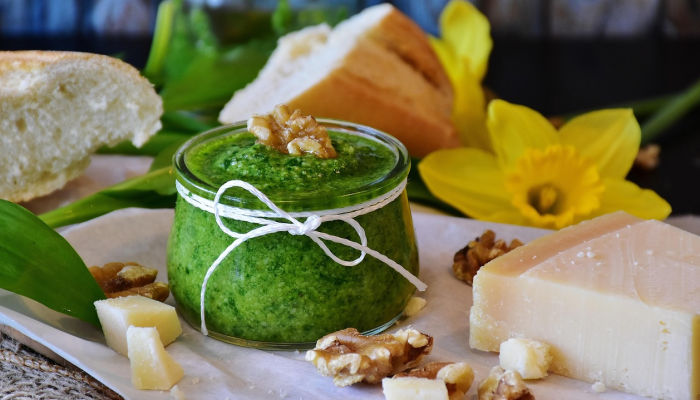 咖色是一种常见的颜色，它通常被描述为一种浓郁、温暖、深沉的色调