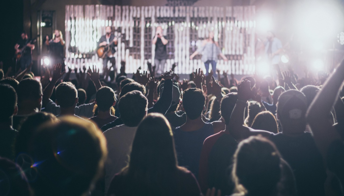 巡回演出的乐队与2摇滚最伟大的吉他手来到阿拉巴马州 巡回演出的乐队与2摇滚最伟大的吉他手来到阿拉巴马州