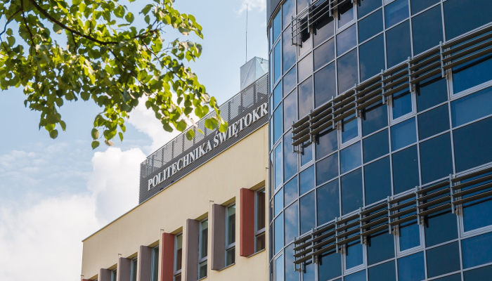 引入新系统，将学生转到离家近的学校